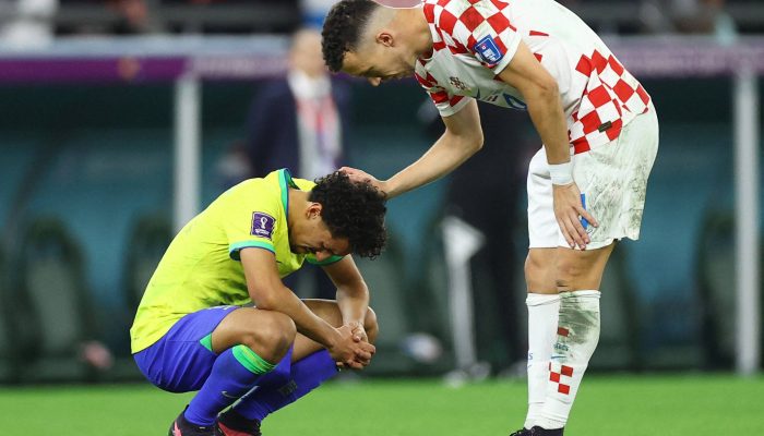 Marquinhos é consolado por Ivan Perisic após vitória da Croácia sobre o Brasil nos pênaltis
             -       
        Hannah Mckay - 9.dez.22/Reuters