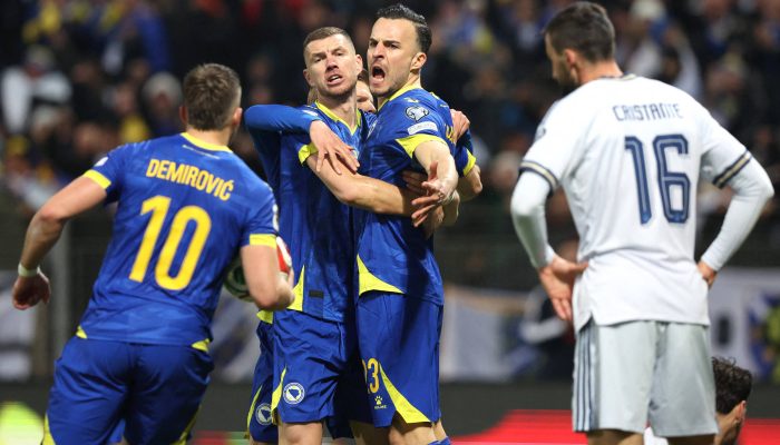Jogadores da Bósnia celebram gol de Tabakovic
             -       
        Amel Emric/Reuters