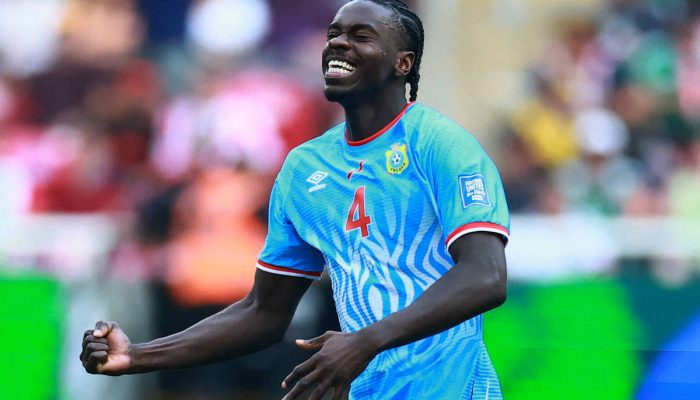 O zagueiro Alex Tuanzebe celebra o gol que colocou a República Democrática do Congo na Copa do Mundo após 52 anos; lance teve uma longa revisão em vídeo
             -       
        Eloisa Sanchez/Reuters
