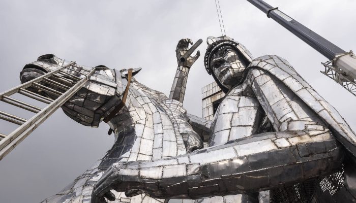 Montagem da escultura de São Jorge, do artista Gilmar Pinna, no estacionamento da arena Corinthians em Itaquera, zona leste de São Paulo; obra estava próxima do aeroporto de Guarulhos desde 2014
             -       
        Eduardo Knapp/Folhapress