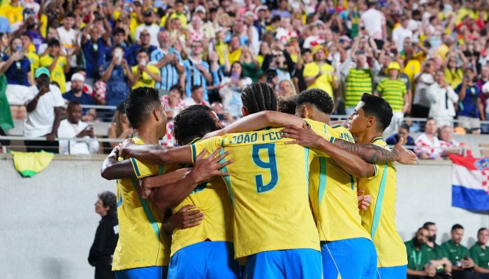 Jogadores do Brasil celebram gol de Danilo Santos
             -       
        Rich Storry/AFP