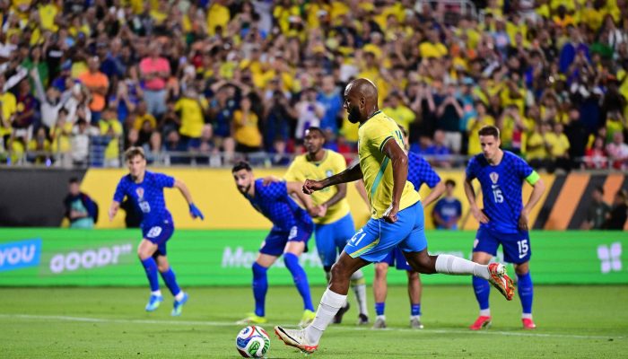Igor Thiago cobra o pênalti e faz o segundo gol do Brasil
             -       
        Julio Aguilar/Getty Images via AFP