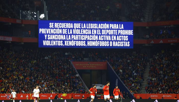 Telão do RCDE Stadium, no município de Cornella de Llobregat, exibe mensagem desincentivando cânticos racistas, xenofóbicos e homofóbicos durante amistoso entre Espanha e Egito
             -       
        Albert Gea - 31.mar.26/Reuters