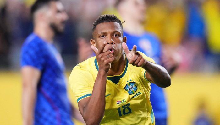 O volante Danilo Santos comemora seu gol, o 1º do Brasil contra a Croácia, no amistoso disputado em Orlando, nos EUA
             -       
        Rich Storry - 31.mar.26/Getty Images via AFP