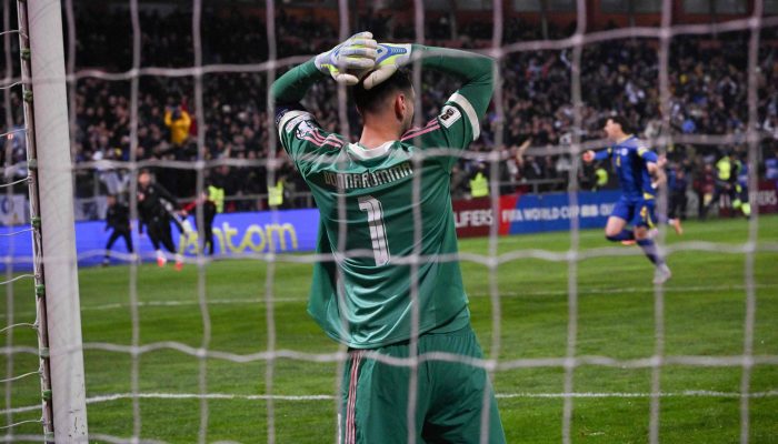 O goleiro Gianluigi Donnarumma se lamenta após a Itália ser derrotada pela Bósnia nos pênaltis e ficar de fora da Copa
             -       
        Elvis Barukcic - 31.mar.26/AFP