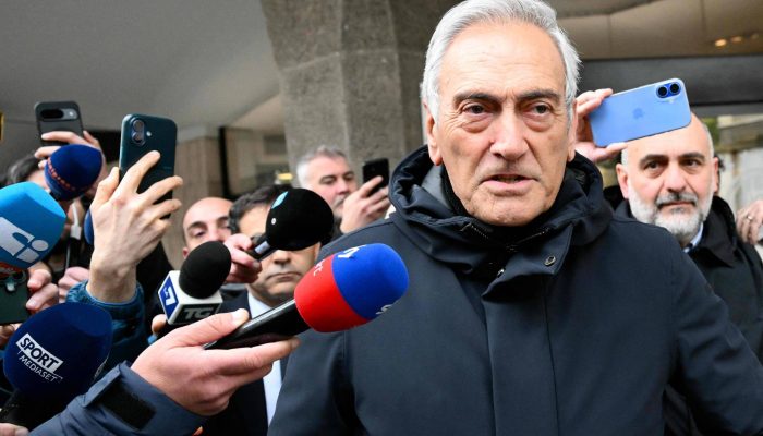 Gabriele Gravina deixa a sede da Federação Italiana de Futebol, em Roma, depois de apresentar sua renúncia ao cargo de presidente
             -       
        Alberto Pizzoli/AFP