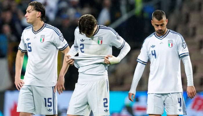Os jogadores Esposito, Palestra e Spinazzola lamentam a derrota nos pênaltis para a Bósnia, resultado que tirou a Itália da Copa do Mundo de 2026
             -       
        Matteo Ciambelli - 31.mar.26/Reuters
