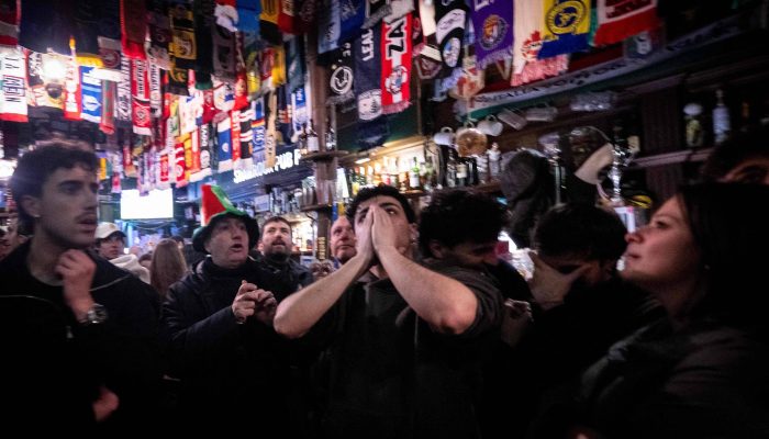 Torcedores em bar de Roma lamentam a derrota da Itália para a Bósnia
             -       
        Tiziana Fabi - 31.mar.26/AFP