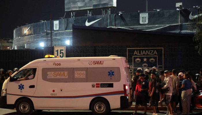 Familiares de vítimas aguardam notícias na entrada do estádio Alejandro Villanueva, onde torcedores faziam uma festa de apoio ao Alianza Lima
             -       
        Connie France/AFP