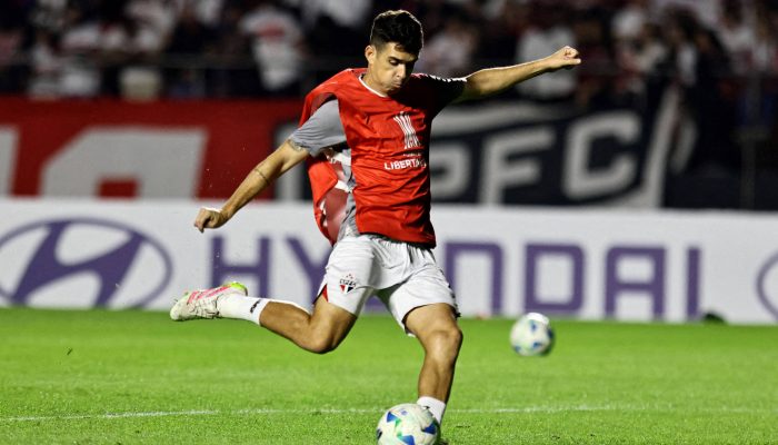 Oscar antes de partida entre São Paulo e Libertad, pela Libertadores, no Morumbi 
             -       
        Thiago Bernardes -14.mai.2025/Reuters