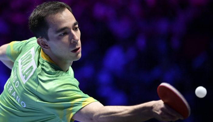 Hugo Calderano rebate bola em semifinal da Copa do Mundo contra o chinês Wang Chuqin, em Macau, na China
             -       
        Yu Yang/Xinhua