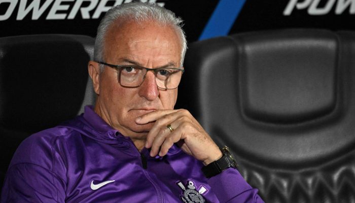 Dorival Júnior durante partida do Corinthians; técnico foi demitido após derrota para o Internacional
             -       
        Eitan Abramovich - 6.mar.26 /AFP