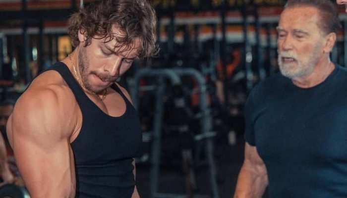 Arnold Schwarzenegger acompanha seu filho Joseph Baena na academia
             -       
        Reprodução/Redes sociais