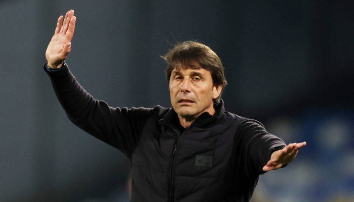 Antonio Conte gesticula durante duelo entre Napoli e Milan no Estádio Diego Armando Maradona, em Nápoles 
             -       
        Ciro De Luca - 6.abr.26/Reuters