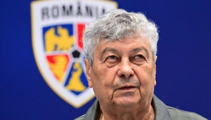 O romeno Mircea Lucescu em sua apresentação como treinador da seleção de seu país, em 2024, em Bucareste
             -       
        Daniel Mihailescu - 6.ago.24/AFP