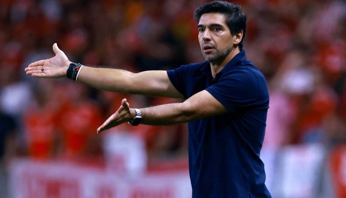 Abel Ferreira gesticula durante duelo entre Palmeiras e Internacional no Beira-Rio, em Porto Alegre 
             -       
        Diego Vara - 12.fev.26/Reuters