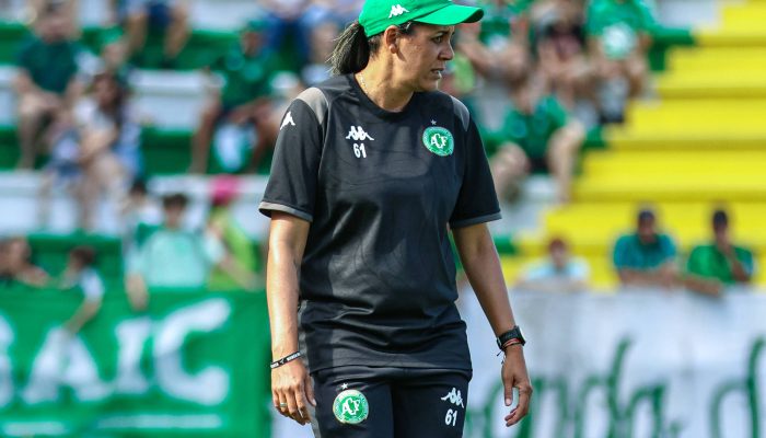 Nívia de Lima em ação como auxiliar técnica da Chapecoense no empate com o Vitória, pela Série A do Campeonato Brasileiro
             -       
        Rafael Bressan - 5.abr.26/ACF