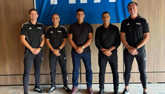 Ramon Abatti Abel (1º à esq.), Wilton Pereira Sampaio (2º à esq.) e Raphael Claus (1º à dir.) posam para foto com membros da comissão de arbitragem da CBF
             -       
        Divulgação/CBF