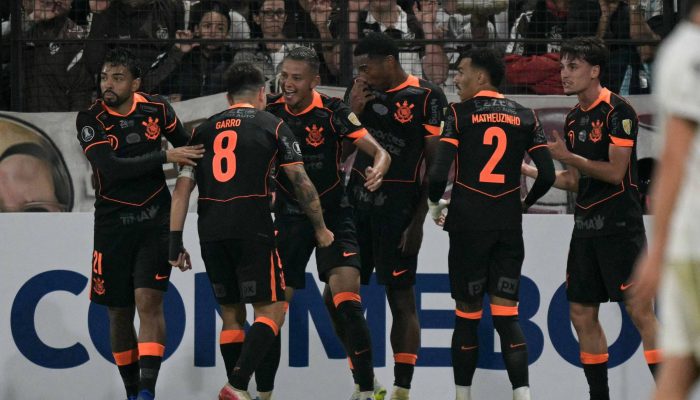 Jogadores do Corinthians celebram gol de Kayke 
             -       
        Juan Mabromata/AFP
