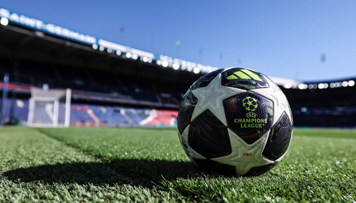 Bola da Champions League, fornecida pela Adidas, no gramado do estádio do PSG
             -       
        Franck Fifa - 8.abr.26/AFP