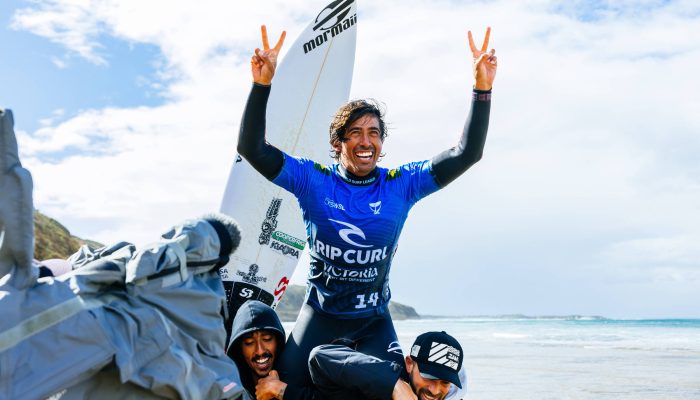 Miguel Pupo é carregado após sua vitória em Bells Beach
             -       
        Cait Miers/World Surf League