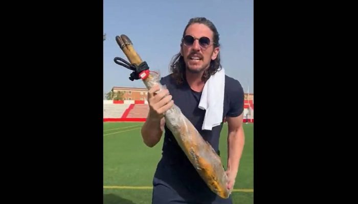 Javi Poves, presidente do clube espanhol Colonia Moscardó, exibe perna de presunto antes de perseguir jogadores em treinamento
             -       
        Reprodução
