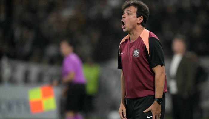 Fernando Diniz grita à beira do campo em sua estreia à frente do Corinthians; a equipe bateu o Platense, na Argentina, pela Copa Libertadores
             -       
        Juan Mabromata - 9.abr.25/AFP