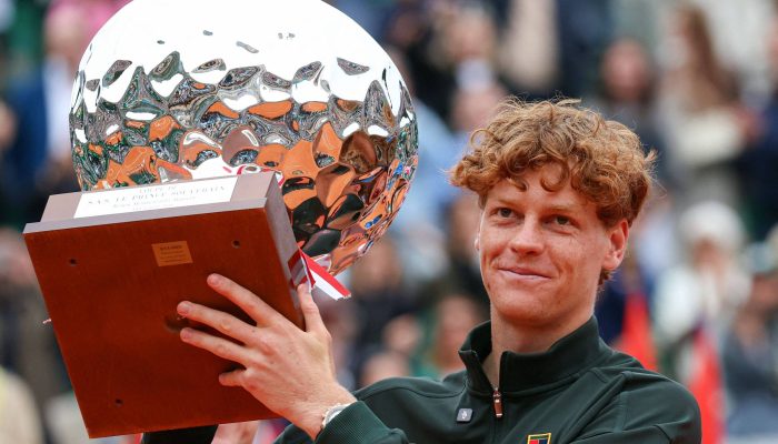 Jannik Sinner exibe o troféu do Masters 1000 de Monte Carlo
             -       
        Valery Hache/AFP
