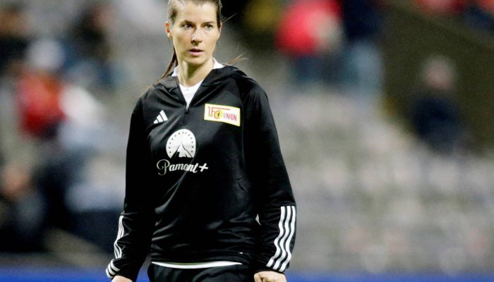 Marie-Louise Eta em partida do Union Berlin, no tempo em que atuava como assistente técnica; ela será a treinadora principal do time até o fim da temporada
             -       
        Miguel Vidal - 29.nov.23/Reuters