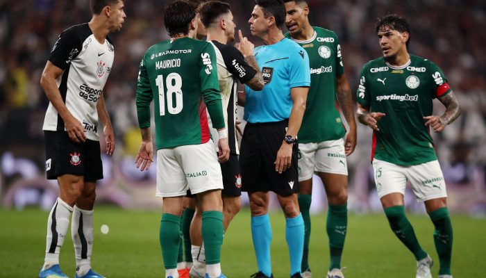 Discussão entre jogadores do Corinthians e do Palmeiras em clássico na Neo Química Arena, em São Paulo
             -       
        Jean Carniel/Reuters