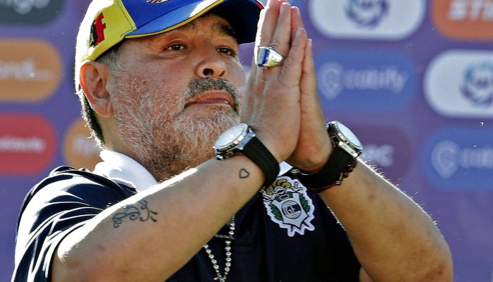 Maradona acena para torcedores após duelo entre Gimnasia y Esgrima e Estudiantes no Estádio El Bosque em La Plata, província de Buenos Aires
             -       
        Alejandro Pagni - 2.nov.2019/AFP