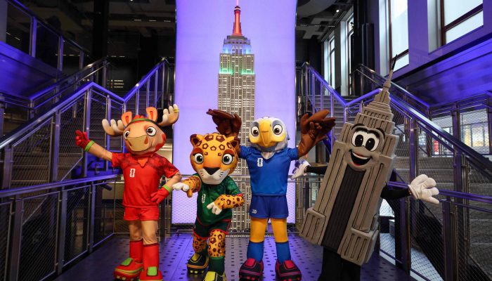 (Da esq. p/ dir.): alce Maple, onça-pintada Zayu e água Clutch, mascotes da Copa do Mundo de 2026
             -       
        Charly Triballeau - 3.mar.26/AFP