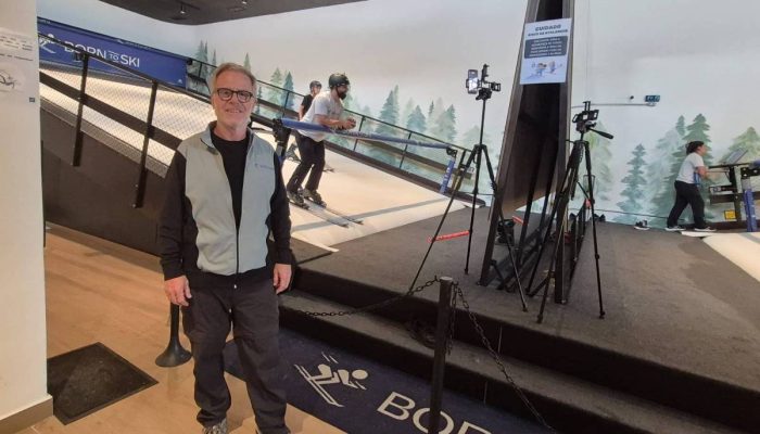 Marco Antônio Parizotto, proprietário da Born to Ski, e alunos treinando nas rampas da unidade da Vila Olímpia, em São Paulo
             -       
        Luiza Pastor/Folhapress