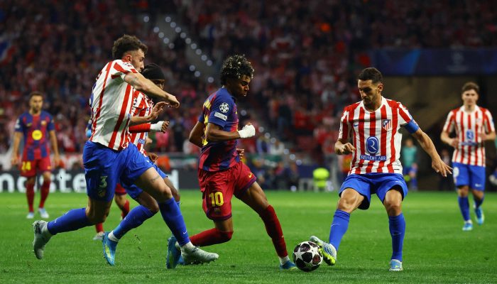 Lamine Yamal entre três defensores do Atlético de Madri
             -       
        Albert Gea - 14.abr.26/Reuters