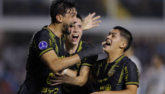 Jogadores do Recoleta FC, que usou reservas contra o Santos na Copa Sul-Americana, posam antes do jogo no estádio Urbano Caldeira, no litoral de SP
             -       
        Miguel Schincarol - 14.abr.26/AFP