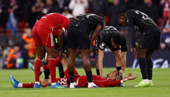 Hugo Ekitiké (deitado no chão) após se lesionar durante duelo contra o PSG
             -       
        Lee Smith - 14.abr.26/Action Images via Reuters