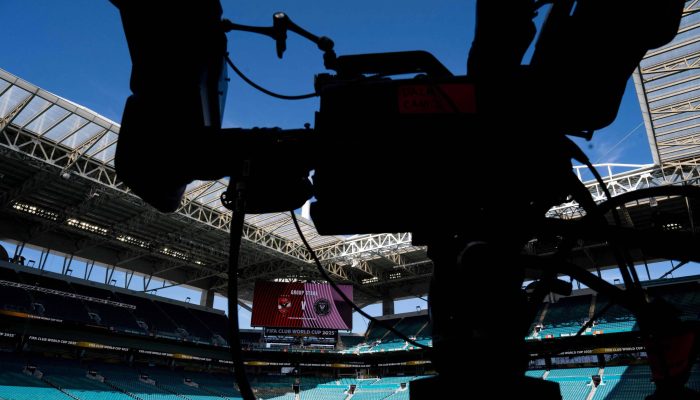 Câmera de TV posicionada no gramado do Hard Rock Stadium, em Miami
             -       
        Roberto Schmidt - 13.jun.25/AFP