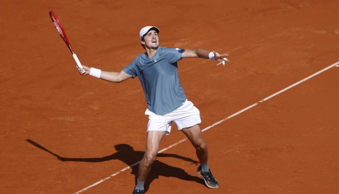 João Fonseca durante duelo contra Ben Shelton em Munique
             -       
        Michaela Stache - 17.abr.26/Reuters