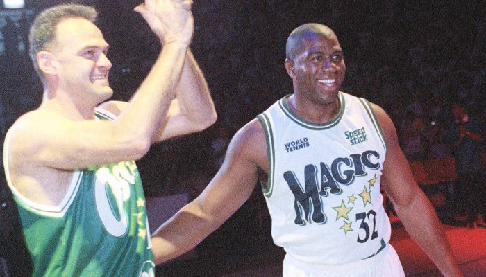 Oscar Schmidt aplaude Magic Johnson durante partida de exibição em 1997
             -       
        Marchetti - 6.out.97/Folhapress
