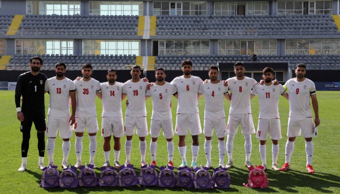 Jogadores da seleção do Irã antes de amistoso contra a Nigéria; mochilas homenageiam crianças mortas em ataque de Israel a escola em Minab
             -       
        Umit Bektas - 28.mar.26/Reuters