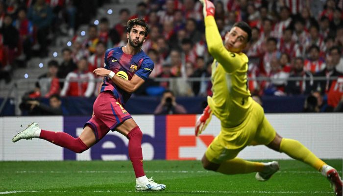 Ferran Torres (à esq.) marca o segundo gol do Barcelona contra o Atlético de Madrid, no jogo  de volta das quartas de final da Liga dos Campeões, no estádio Metropolitano, em Madri
             -       
        Javier Soriano - 14.abr.26/AFP