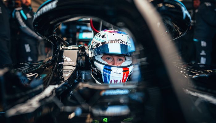 Piloto Doriane Pin no carro da Mercedes; ela rodou 76 voltas no circuito de Silverstone
             -       
        Richard Pardon - 17.abr.26/Divulgação Mercedes-Benz Grand Prix Limited