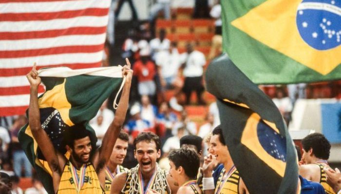 Seleção Brasileira comemora vitória na Market Square Arena, em Indianápolis, em 1987

             -       
        David Madison/Getty Images via BBC News Brasil