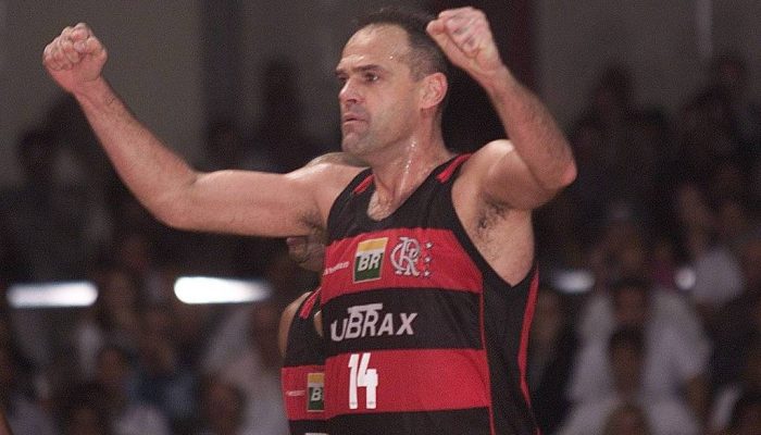 Oscar Schmidt em entrevista na sede do Flamengo para anunciar que continuaria jogando pelo clube
             -       
        Alexandre Campbell - 23.mai.02/Folhapress