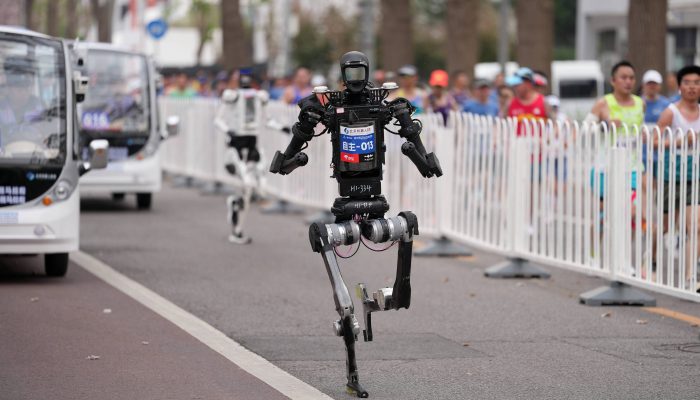 Robô humanoide Unitree H1 do time Bei Y Sai participa de meia-maratona em Pequim
             -       
        Luo Yuan/Xinhua