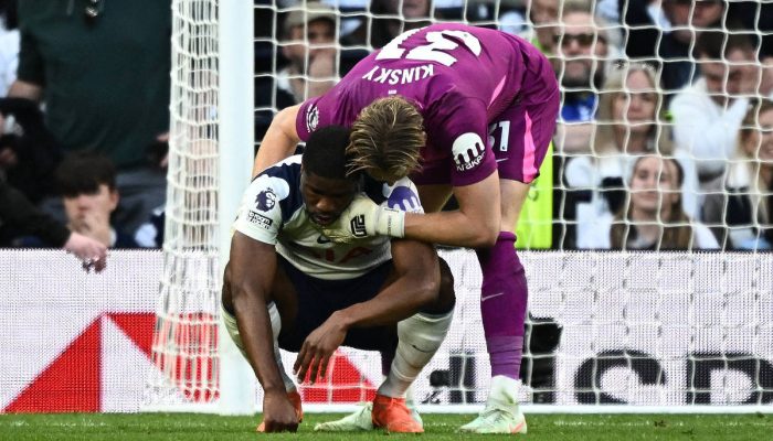 Kevin Danso é consolado após cometer erro em partida do Tottenham Hotspur contra o Brighton 
             -       
        Dylan Martinez - 18.abr.26/Reuters