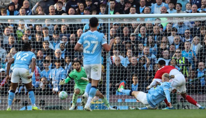 Erling Haaland (à dir.) faz o gol da vitória do Manchester City contra o Arsenal, neste domingo (19)
             -       
        Darren Staples/AFP