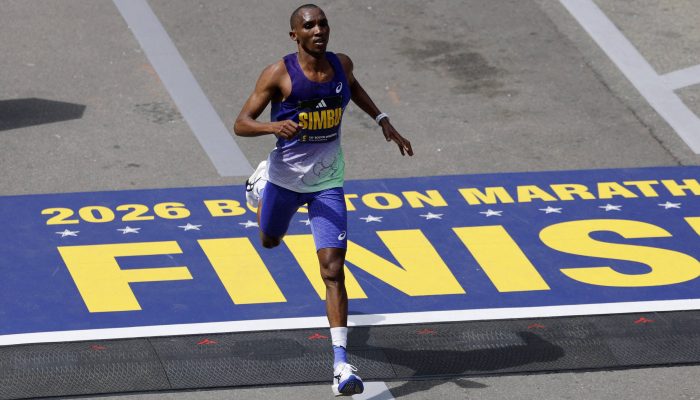 Corredores cruzam a linha de chegada da 130ª Maratona de Boston, nesta segunda (20)
             -       
        Jaiden Tripi/Getty Images via AFP