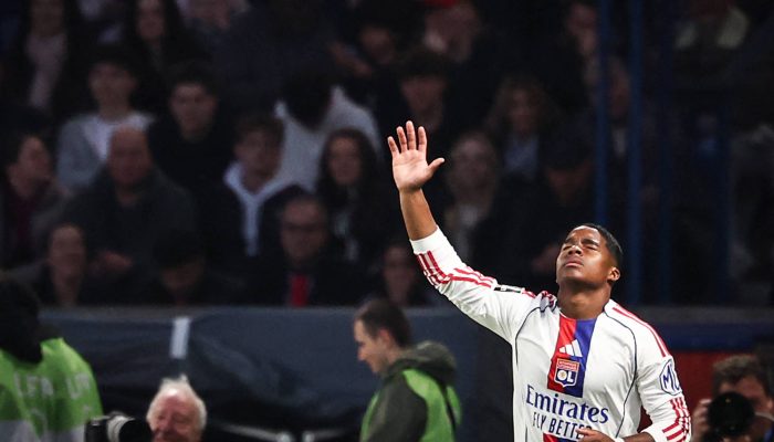 Endrick comemora após marcar o primeiro gol do Lyon contra o Paris Saint-Germain
             -       
        Franck Fife/AFP