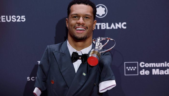 Gabriel Araújo, o Gabrielzinho, posa com seu prêmio Laureus de esportista com deficiência do ano
             -       
        Oscar del Pozo/AFP